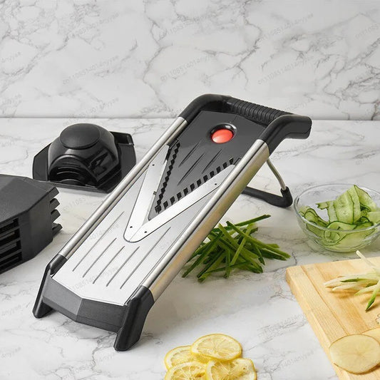 Mandoline à légumes 5-en-1 V  mandoline sur son ied à coté l'etui pour ranger les lames le couvercle pour tenir le légume à tranché 