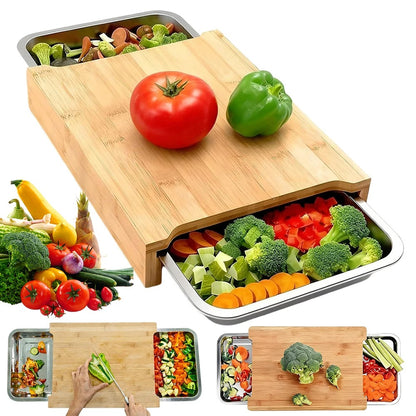 Planche à découper bambou avec tiroirs  la planche est présentée avec les tiroirs ouverts remplis de légumes de couleurs 