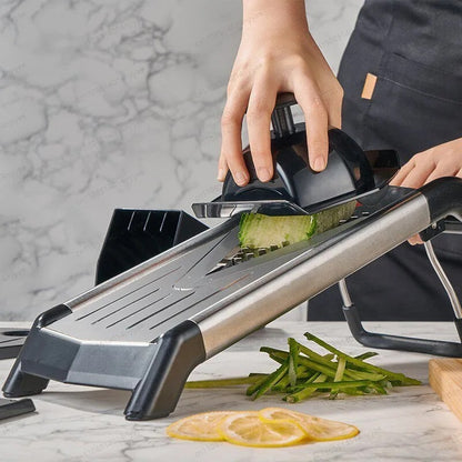 Mandoline à légumes 5-en-1 V mandoline sur pied personne tient bouton pressoir qui coupe un légume 