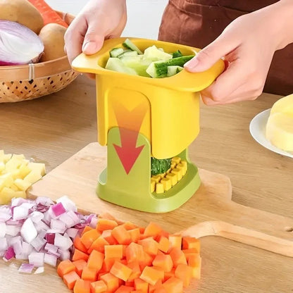 trancheuse multifonctionnelle personne qui appuis sur l'appareil pour couper les legumes,