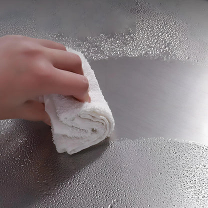 planche à découper en acier inoxydable 304 une personne qui nettoie la planche avec un chifonn blanc 