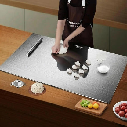 Grande planche à pétrir en acier inoxydable une personne qui patisse 