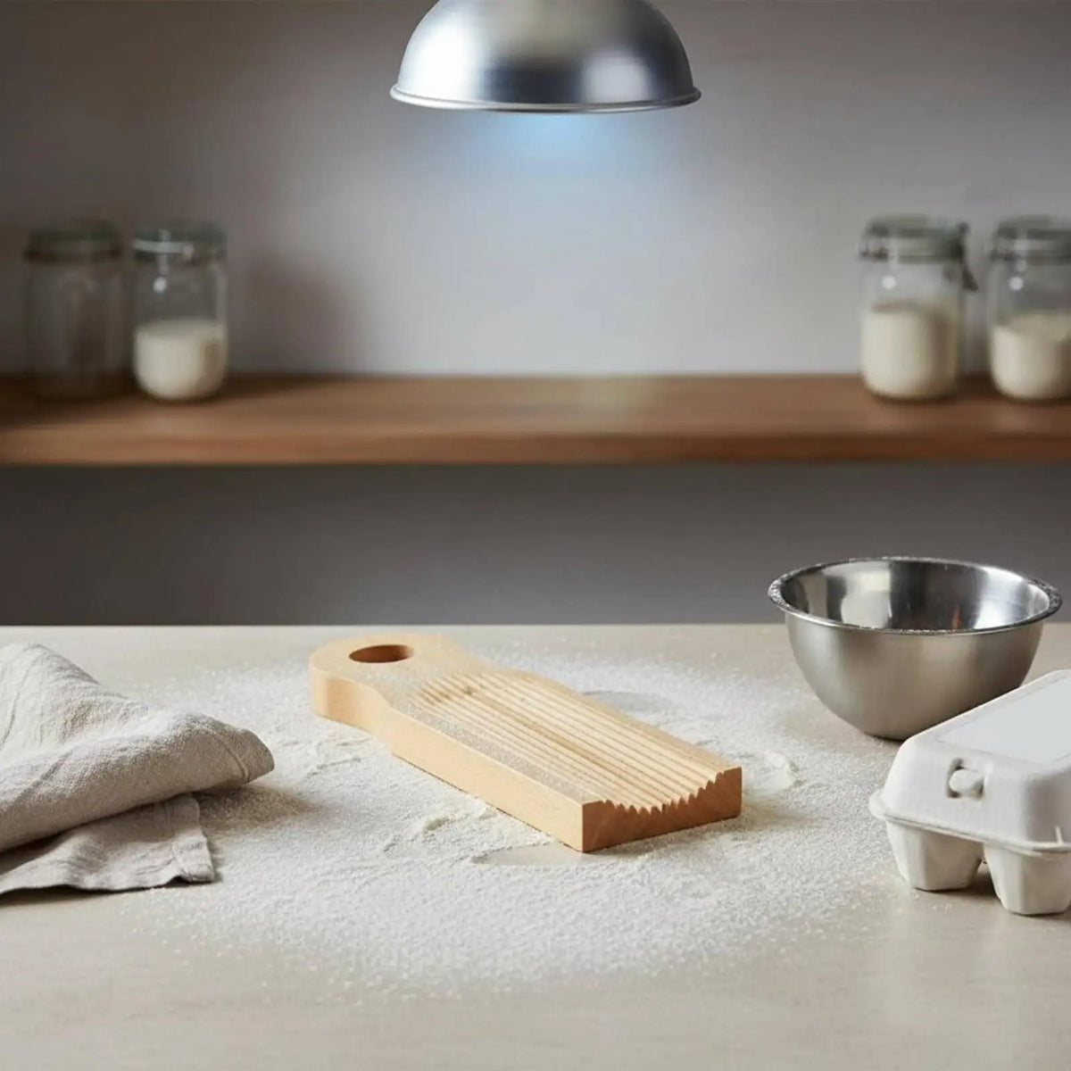 Planche à gnocchis en bois rainurée , en vedette sur le plande travail 