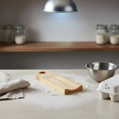 Planche à gnocchis en bois rainurée , en vedette sur le plande travail 