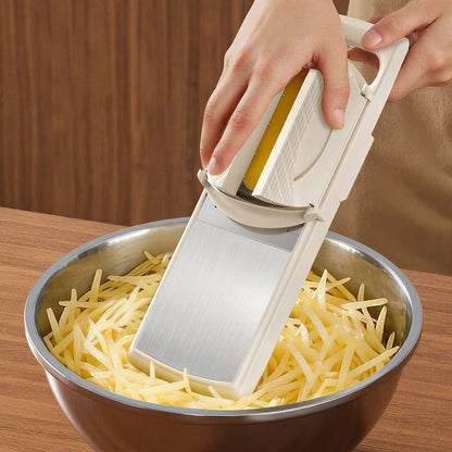 Trancheuse à légumes portable  une main faisant fonctionner l'appareil, avec un saladier rempli de belles frites 