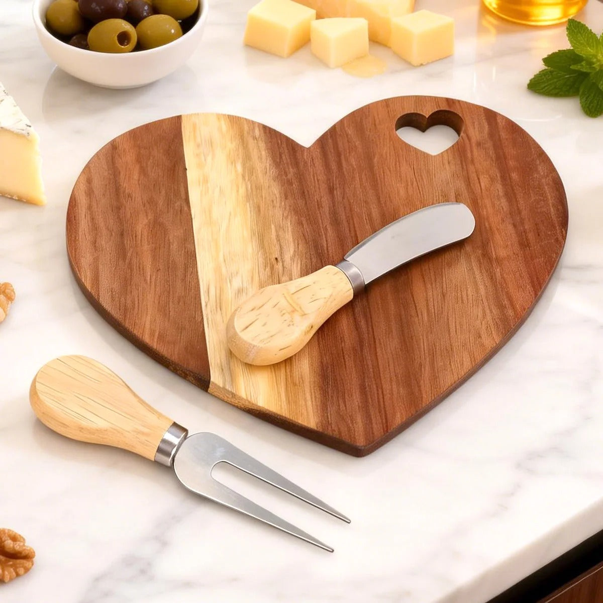 planche à fromage en forme de coeur  avec son couteau et sa fourchette 