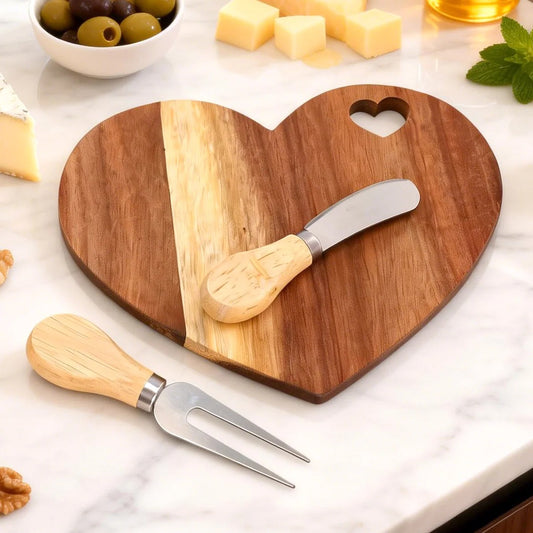 planche à fromage en forme de coeur  avec son couteau et sa fourchette 