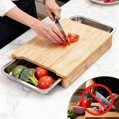 Planche à découper bambou avec tiroirs la planche sur toute sa surface nous pouvons voir les volumes , les tiroirs sont ouverts avec des légumes dedans 