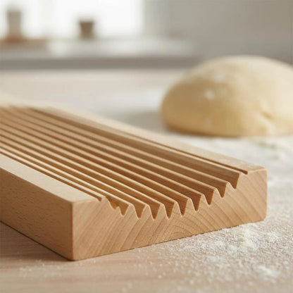Planche à gnocchis en bois rainurée la pâte attent  pour être roulée sur les rainures 