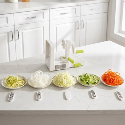 Coupe légumes assiettes de plusieurs découpe 
