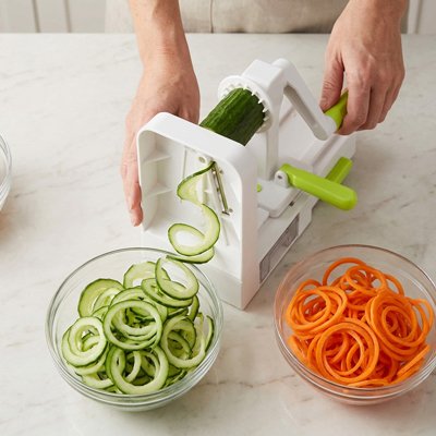 Coupe légumes   en action avec la manivelle 