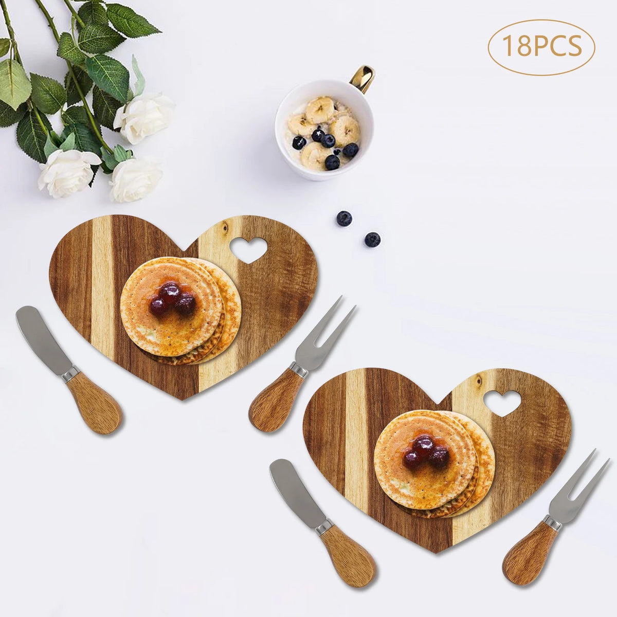ensemble de deux planches à fromages avec couteaux et fourchettes 