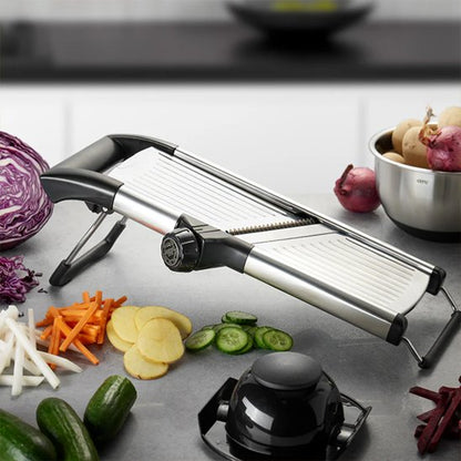 Mandoline japonaise avec son socle et sa roulette règlable 