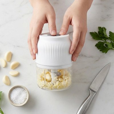Mini hachoir électrique  une simple pression sur le couvercle 