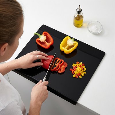 Planche a decouper  femme  minusieuse découpe ses légumes