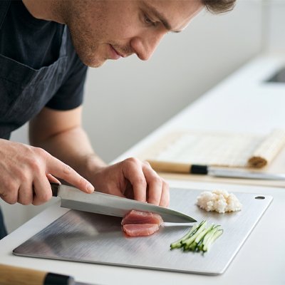 Planche a decouper sur le plan de travail 