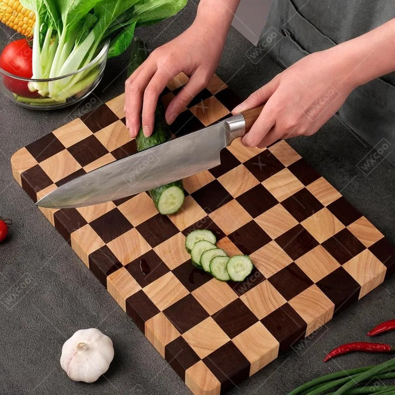 planche à découper en bois d'acacia, damier  des mains coupe un concombre 